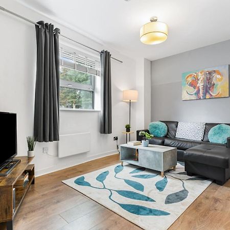 Spacious 1 Bedroom Apartment In Central Уокинг Экстерьер фото