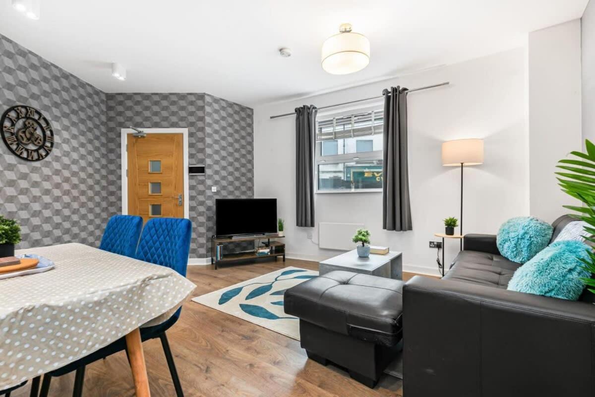 Spacious 1 Bedroom Apartment In Central Уокинг Экстерьер фото