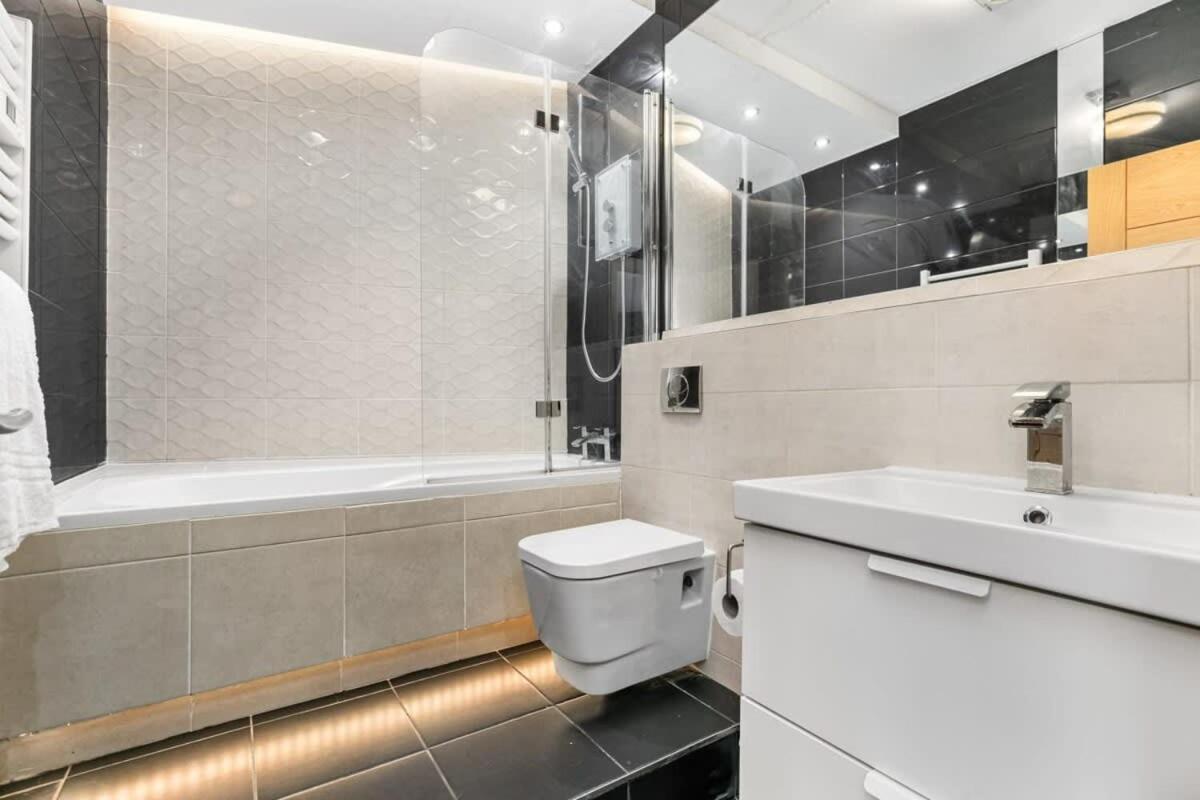 Spacious 1 Bedroom Apartment In Central Уокинг Экстерьер фото