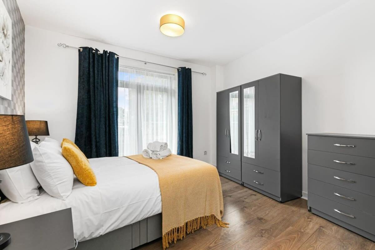 Spacious 1 Bedroom Apartment In Central Уокинг Экстерьер фото
