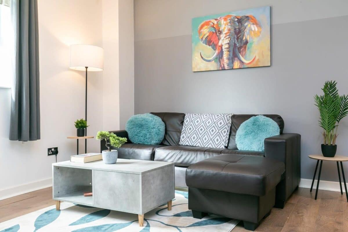 Spacious 1 Bedroom Apartment In Central Уокинг Экстерьер фото