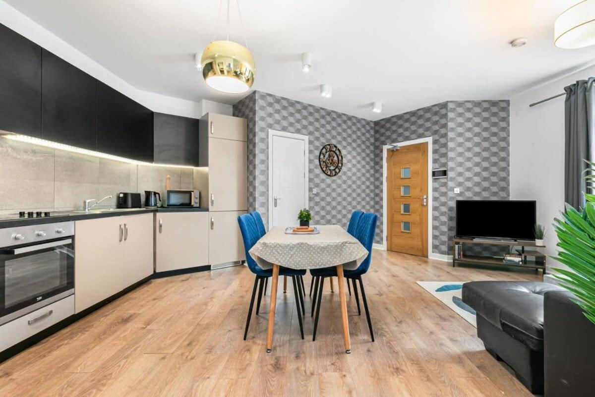 Spacious 1 Bedroom Apartment In Central Уокинг Экстерьер фото
