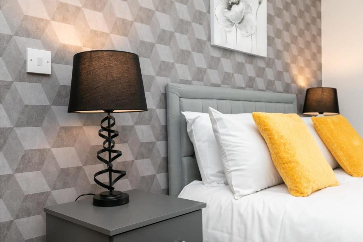 Spacious 1 Bedroom Apartment In Central Уокинг Экстерьер фото